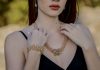 dame met sieraden