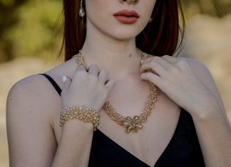Sieraden voor dames, waar moet je aan denken? dame met sieraden