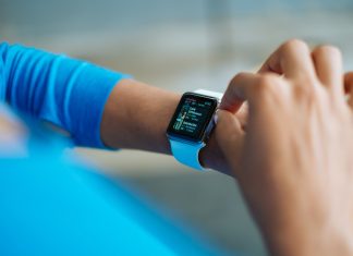 Stijlvol en slim in één horloge smartwatch bij een vrouw