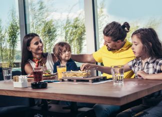 Wat geef jij dit jaar met Moederdag? gezin op terras aan het eten