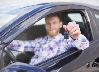 Je eerste auto, wat moet je allemaal regelen? eerste auto man