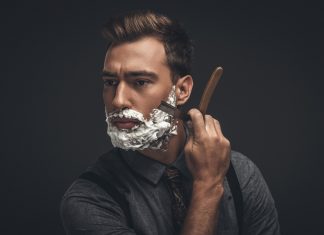 Een verzorgingsroutine voor de man man aan het scheren