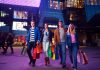 groep vrienden aan het shoppen tijdens citytrip