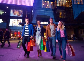 Budgetvriendelijk citytrippen groep vrienden aan het shoppen tijdens citytrip