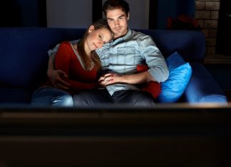 Zo zorg je voor meer speciale momenten met je partner man vrouw film kijken