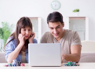 Online een potje poker spelen man en vrouw spelen poker